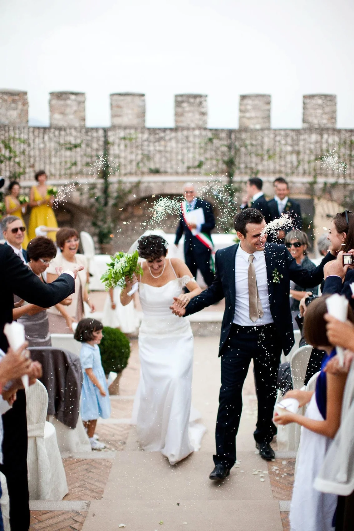 Gli sposi escono fra gli invitati