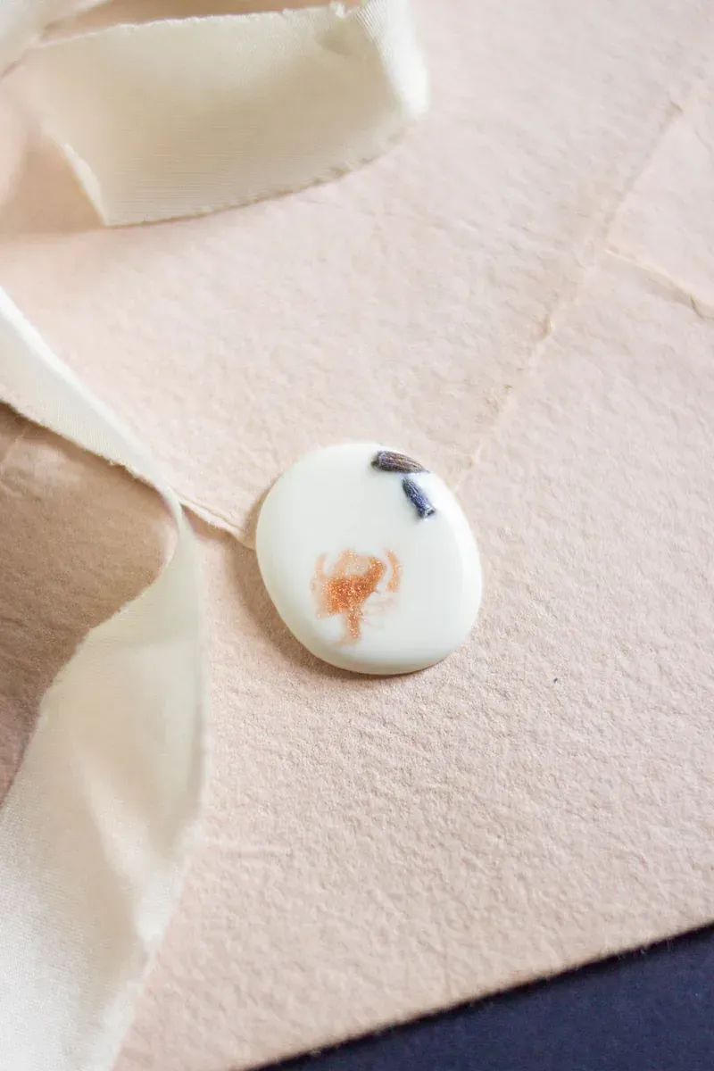 Sigillo Ceralacca Bianco Non Pressato con Petali e Sfumature Rose Gold