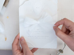 xhiudere la busta per partecipazioni di matrimonio con fiocco di seta o cotone
